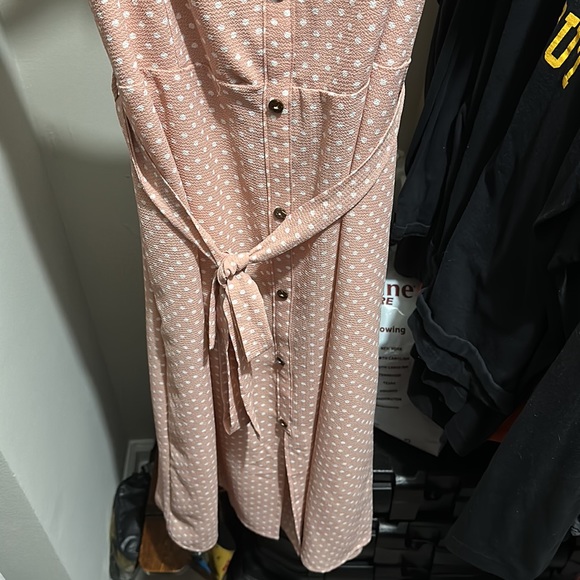 Pink and white polka dot midi dress with capped sleeves and belt - Picture 3 of 5